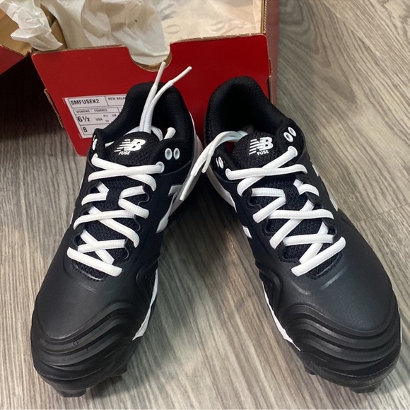 New Balance Black and White Women’s Sports Cleats 6.5 - Picture 2 of 8